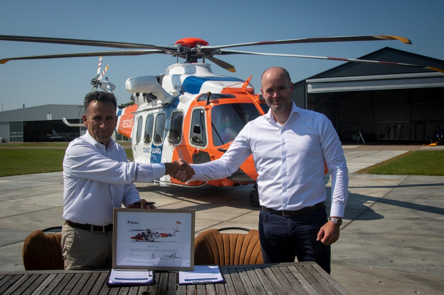 Hans Janssen, namens ambulancezorg regio (l) en James Lorraine, Bristow Helicopters bij de in te zetten SAR helikopter.