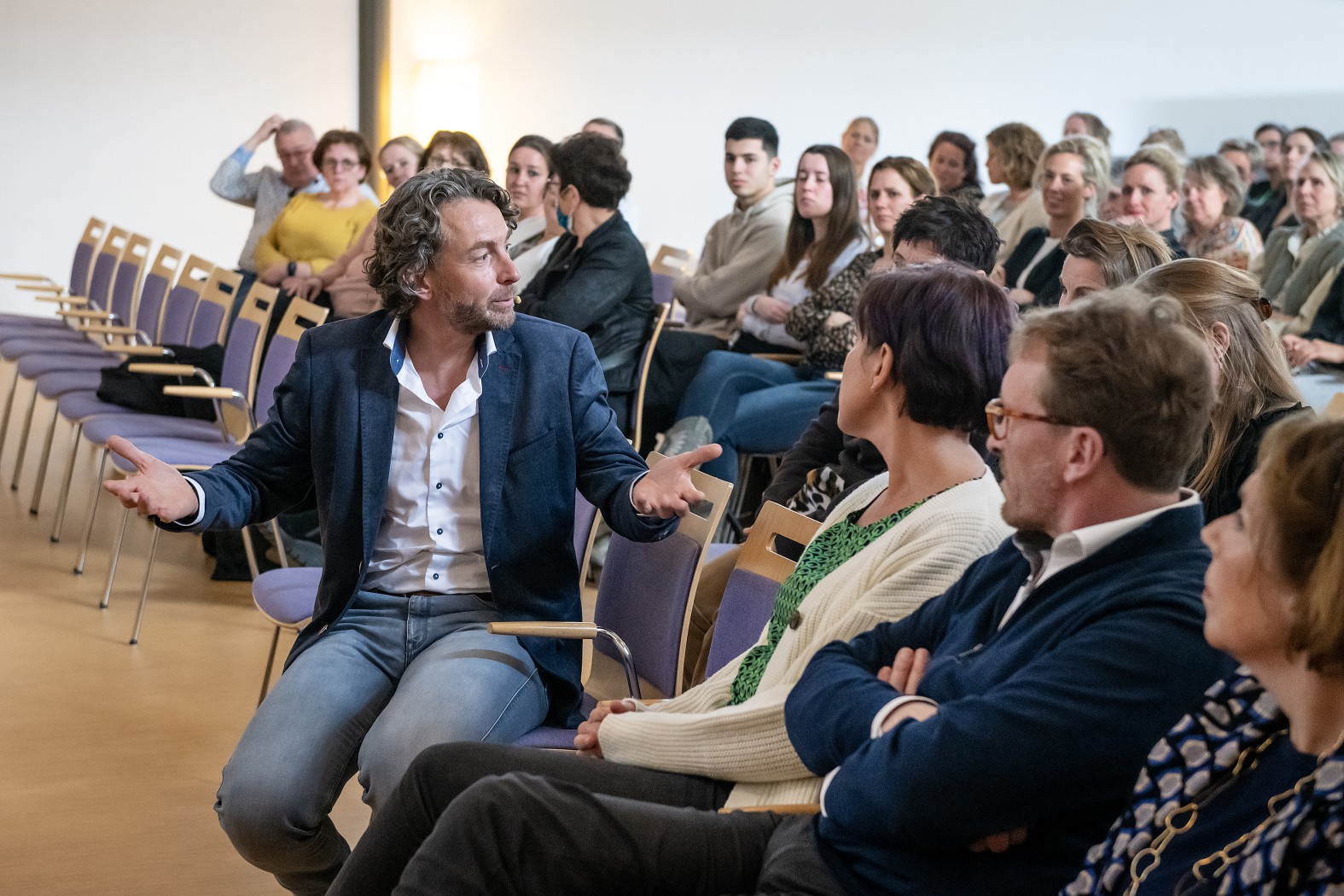 Interventiecardioloog Martijn Meuwissen spreekt de zaal toe