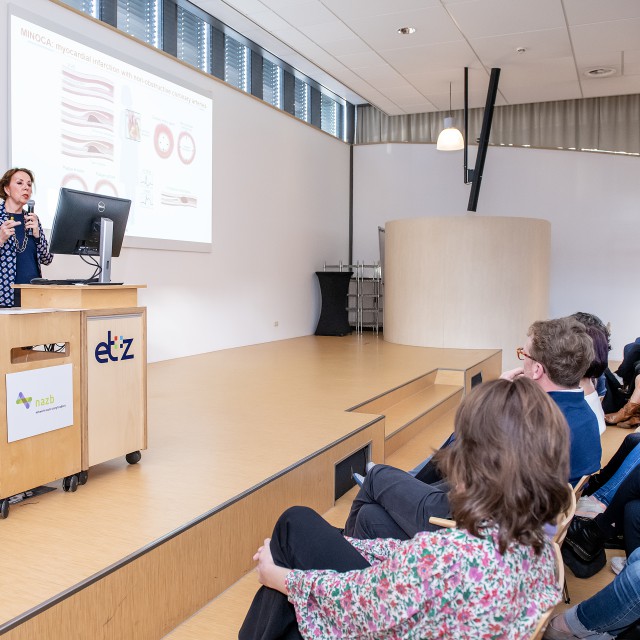 Cardioloog Angela Maas houdt een presentatie over het vrouwenhart.