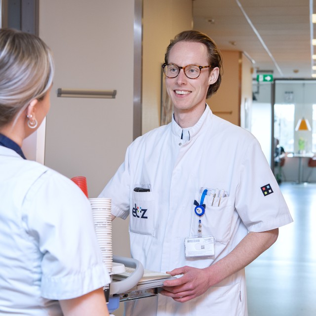 Thymen Houwen werkt als ANIOS Chirurgie in het ETZ.