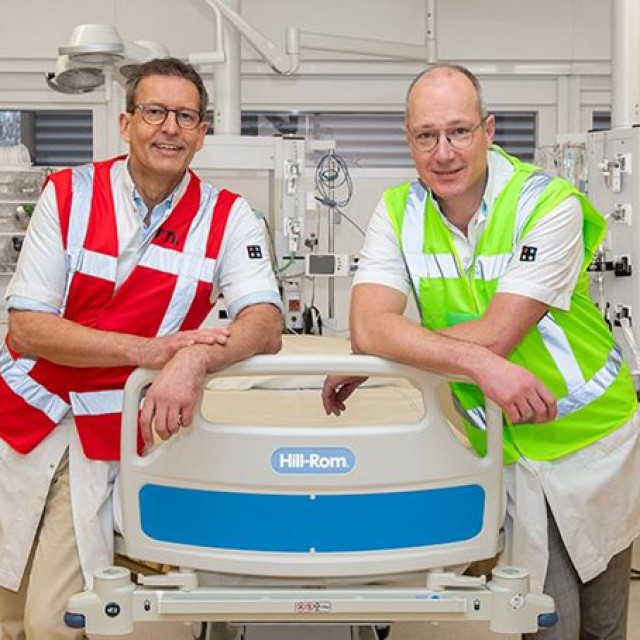 ETZ-traumachirurg Stefan van Zutphen (l.) en cardiothoracaal chirurg Niels Verberkmoes van het Catharina Ziekenhuis