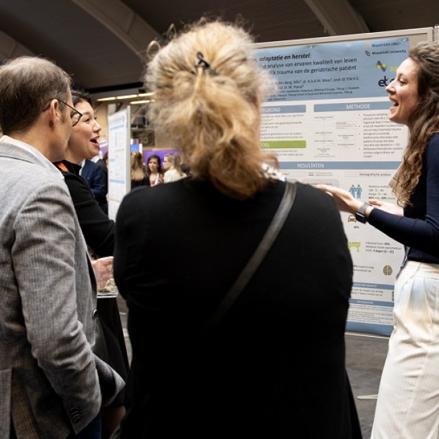 Sara licht haar promotie toe tijdens een symposium